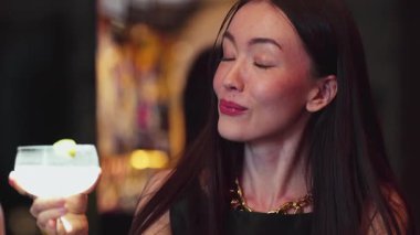 Gülümseyen güzel bir kadın Margarita kokteylinin tadını çıkarıyor. Lüks bir barda arkadaşlarla ya da çiftlerle canlı sohbetler yapıyor. Canlı bir gece kulübünde bir an yaratıyor. Vinosity.