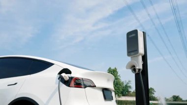 Elektrikli taşıt ya da şarj istasyonundaki EV şarj bataryası elektrik şebekesine elektrik endüstrisi olarak elektrik şebekesine bağlanıyor.