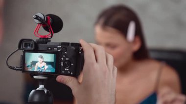 Erkek arkadaşı ya da kameramanı canlı yayın ekipmanıyla güzellik ve kozmetik dersi veren genç bir kadını filme alıyor. Güzellik blogcusu sosyal medya izleyicilerine ya da takipçilerine güzellik videosu yapıyor. Düzenle