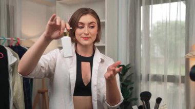 Kadın nüfuzlu kişi sosyal medya ya da blog için canlı yayın yapan video klip eleştirmeni Cilt Bakımı 'nı çekiyor. Kozmetik stüdyosu ışıklandırmalı mutlu genç kız çevrimiçi pazarlama oturumu yayını için..