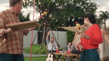Aile hep birlikte bahçede kamp kurar, yaşlı bir çift barbekü yapar, yemek yer. Son sınıflar kamp faaliyetlerini kullanırlar, doğayla iç içe olurlar ve genç nesil çapraz kuşaklarla zaman geçirirler. Uyumsuzluk.