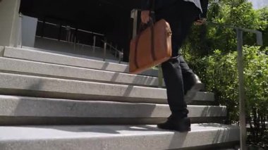 Profesyonel proje müdürünün iş yerine giderken elinde çantayla tren istasyonunda yürüyen yetenekli bir iş adamı. Büyümeyi temsil et, terfi al, yeteneğini arttır. Sevinçli..