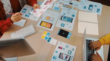 Girişimci şirket çalışanının el odaklı kullanıcı arayüzü prototipi ofis çalışma alanındaki akıllı iş arkadaşına mobil uygulama sunar. Kağıt üzerinde simge tasarımının UX UI tasarım övgü fonksiyonu. Sinerjik