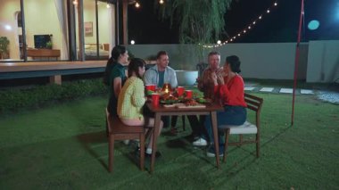 Aile tatilini kutlamak için toplanır. Ebeveynler, büyükanne ve büyükbabalar ve kız konuşmak ve akşam yemeği yemek için bir araya geldiler. Sevimli akrabalarla vakit geçirmek için açık hava aktivitesi kuşaklar arası fark yaratıyor. Uyumsuzluk.