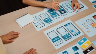 Mobil uygulama ya da web sitesi için kullanıcı arayüzü prototipi planlayan şirket çalışanlarının panorama videosu. UX UI tasarım beyin fırtınası kullanıcı dostu arayüz planı tasarlıyor. Sinerjik