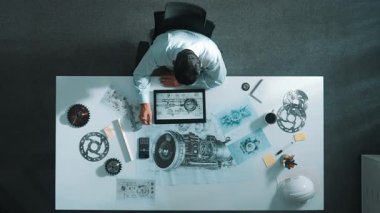 İş arkadaşı toplantıda yürürken akıllı proje yöneticisinin oturduğu en iyi manzara. Meslektaşı soru sorarken türbin motoru ya da elektronik jeneratöre bakan profesyonel bir mühendis. Hizalama.