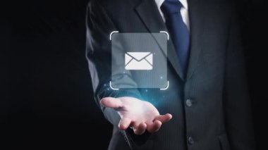 İş adamı e-posta kutusunu kontrol ediyor, daha iyi verimlilik için mesajları düzenliyor ve önceliklerini belirliyor. Etkili iletişim için akıllı e-posta teknikleri öğren. Kullanıcı Kimliği