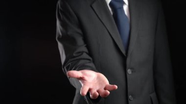 İş adamı küresel ağ iletişim imalı teknolojisinin hologramını gösterdi. Sanal artırılmış gerçeklik, geleceksel HUD oluşturmak için 3 boyutlu görüntüleme ve animasyon ile oluşturulmuştur. .