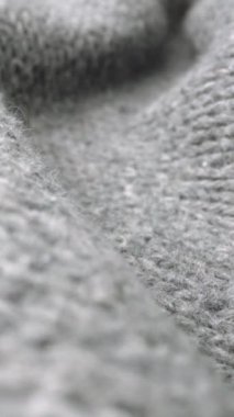 Makro doli çekimde koyun yünü kumaş dokusunun aşırı detaylı görünümü. El işi örgü örmek için akıcı hayvan lifleri. Tekstil soyut arka planı. Kışın moda endüstrisi.