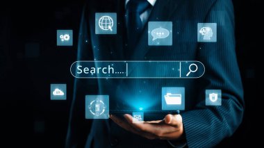 İş adamı, stratejik kararlar için değerli verileri çıkartarak arama motoru araştırması yapıyor. Kapsamlı araştırma ve SEO veri analizi için arama motorları kullanılıyor. Kullanıcı Kimliği