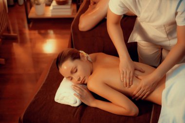 Kafkas çift müşterileri stres önleyici spa masajının keyfini çıkarıyorlar ve lüks otel veya otellerde sıcak mum ışığında güzellik derisi eğlenceleriyle şımartıyorlar. Sessiz.