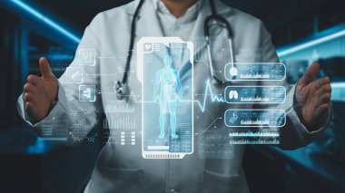 Akıllı doktorların HUD gösterge panelini tutup laboratuvarda yüzen vücut hologramlarını yakın plan çekimleri. Teknoloji kullanarak insan anatomisini inceleyen ve gösteren yetenekli bir tıp çalışanı. İyileştirici.