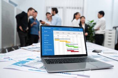Ekip projesinin zaman çizelgesini gösteren bilgisayar ekranında canlı iş projesi yönetimi için proje planlama yazılımı