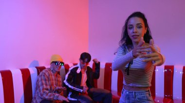 İspanyol dansçı çeşitli arkadaşlar birlikte dans ederken hareket eder. Mutlu profesyonel hipster el sıkışırken aynı zamanda çok kültürlü bir grubu destekliyor ve cesaretlendiriyor. Mutluluk.