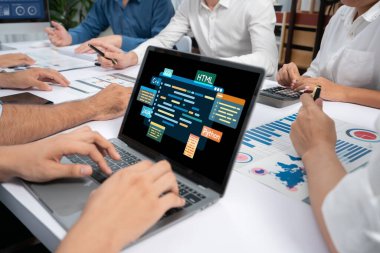 Yeni uygulama geliştirme için HTML, Python, Java ve C gibi çeşitli programlama dillerinin kodlama ekranı ile yazılım geliştirme veya programlama çalışmaları