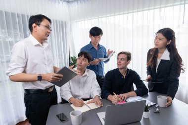 Bir grup farklı ofis çalışanı şirket ofis odasında stratejik iş pazarlama planlamasında birlikte çalışıyor. İş yeri konseptinde pozitif takım çalışması. Tedbirli