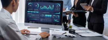 İş zekası ve veri analizi kavramı. Analizci ekibi laptop ekranında finansal veri analizi üzerinde çalışıyor. Etkili iş stratejik planlama için pazarlama göstergesi olarak. İçgörü