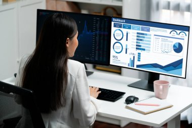 İş veri paneli, pazarlama stratejisi planlaması için iş zekası analizi sunar. Müşteri taleplerini analiz etmek ve iş dünyasının geleceğini önceden görmek için büyük veriler sunulur.