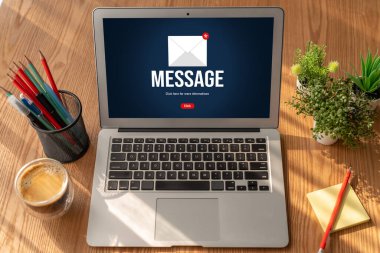 Bilgisayar ekranında rahatça görünen e-posta bildirim iletisi. Dijital pazarlama iletisi bilgi metni iş dünyasından müşteriye