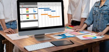 Ekip projesinin zaman çizelgesini gösteren bilgisayar ekranında canlı iş projesi yönetimi için proje planlama yazılımı