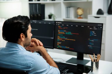 Modern ofisteki web sitesinde son güncelleme sürümü için iki pc ekranda akıllı bilişim geliştirici yazılım geliştirme kodlaması üzerinde yoğunlaşmak, virüs yazılım uygulama programı yaratmak. Tahmin et..