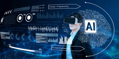 Yapay zeka planlama planını kullanırken takım elbise ve sanal gerçeklik gözlüğü takan zeki bir işadamı. Proje yöneticisi, parlayan holograma bakarken artırılmış gerçeklik gözlüğü kullanarak veri üretiyor. Yaratıcılık.