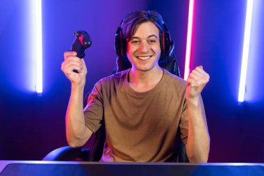 Kontrol kumandalı akıllı oyun flamasının keyfini çıkarın, modern teknoloji siber neon ışık odasında yetenekli oyuncularla çevrimiçi canlı sosyal medya grubu oyunu oynayın. Bireysel.