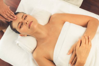 Panorama 'da kadınların stres önleyici kafa masajından ve lüks tatil beldesi veya otel spa salonundaki modern ışık ortamında yüz güzelliği eğlencelerini şımartmaktan hoşlandığı bir manzara var. Sessiz.