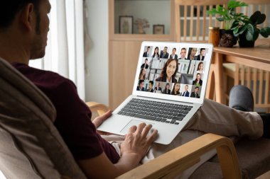İş dünyasından iş adamlarının modern sanal grup toplantısı için video konferansındaki iş adamları
