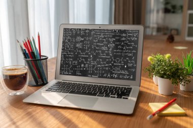 Bilgisayar ekranında bilim ve eğitim kavramını gösteren matematiksel denklemler ve modem formülü
