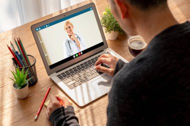 Hasta ile sanal görüşme için mod teletıp yazılım uygulaması tarafından çevrimiçi doktor görüntüsü çağrısı