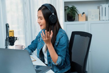 Kot pantolon giyen, yaratıcı yayın yapan genç Asyalı sunucu stüdyo dinleyicisiyle günlük hayatta pazarlamayı ya da danışmanı tanıtmayı online olarak anlatıyor. Taktik.