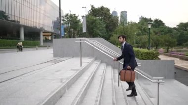 Elinde torbayla parkta ya da şehirde yürüyen yetenekli bir iş adamı. Proje yöneticisi yoğun saatlerde iş yerine gitmek için acele et. Büyümeyi temsil et, terfi al, yeteneğini arttır. Sevinçli..