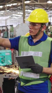 Fabrika atölyesinde makine kullanan akıllı bir fabrika işçisi. Endüstri ve mühendislik kavramı.