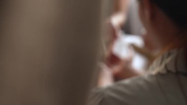 Hristiyan katolik takipçilerle dinsel bağlılık ve maneviyat duygusu doludur. Ağır çekimde Hıristiyan insanlar birlikte dua ederken el ele tutuşup grup duası yapıyorlar. Filizlenen