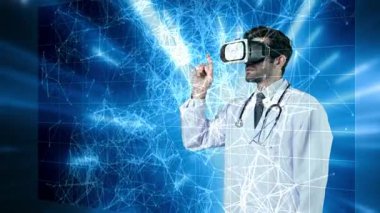 VR kulaklık takarak beyin hologramını kontrol eden yetenekli bir tıp çalışanı. Profesyonel doktor sanal gerçekliği kullanırken insan organı ve beyin dalgalarına bakıyor. Aygıt.
