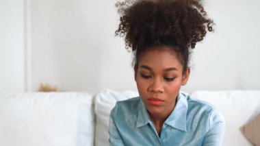 Destekleyici ve rahatlatıcı eller depresif hasta insanı neşelendiriyor ya da önemli empati ile stresli zihin. Psikolog, klinikte stresli ve üzgün bir hastaya güven veriyor..