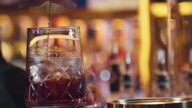 Yakın plan el yapımı barmen karışımı. Alkol likörü ve şurup karışımı. Bardak tatma karışımı. Gece hayatı karışımının sergilendiği özel bir içecek. Vinosity.
