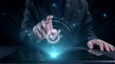 İş adamı, QC ve QA standartlarının karşılandığından emin olmak için katı kalite güvencesi protokolleri uyguluyor. Kalite güvencesi ile sertifikalı ürün mükemmelliğine ulaşmak. Kullanıcı Kimliği