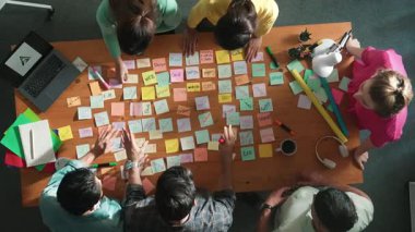 Akıllı proje yöneticisinin konuşmasının ve fikir ve alkışlamayı açıklamasının üst görüşü. İş dünyasının havadan görünüşü başarılı projeyi alkışlıyor. Toplantı odasında el çırpma takımının hava görüntüsü. Sempozyum.