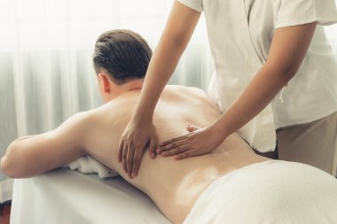 Kafkas erkek müşteri stres önleyici spa masajının keyfini çıkarıyor ve lüks otel veya oteldeki gündüz açık hava ortamında güzellik derisi eğlencesi ile şımartıyor. Sessiz.