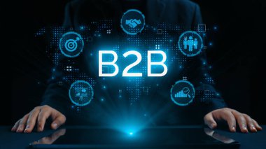 İş adamı B2B peyzajında geziniyor, iş-iş bağlantılarını geliştirmek için kullanım teknolojisi kullanıyor. B2B etkileşimini yeniden şekillendiren keşifler, iş-iş stratejilerinde yenilikleri yönlendiren araçlar. Kullanıcı Kimliği