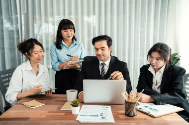 Modern ofis ortamında çalışan çeşitli etnik gruplardan çeşitli iş adamları. Üretken ve çok ırklı ofis çalışanları stratejik ticari pazarlama konusunda tartışmaya giriştiler. Habiliment