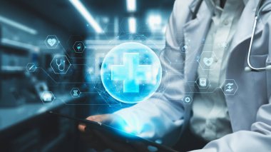 Doktorun laboratuvar önlüklü, elinde tıbbi haçlı tablet olan fotoğrafını çek. Yetenekli bir tıp çalışanı, teknolojik yenilikler kullanarak teşhis verilerini araştırıyor ve acil servisleri kontrol ediyor. İyileştirici.