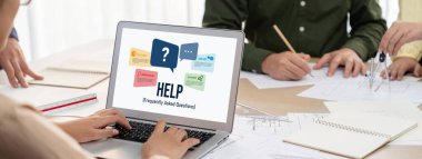 Web sitesindeki yardım ekranı, sık sık soru sorulmasına yanıt sağlamak için müşteri desteği ile bilgi ve çözüm sunar