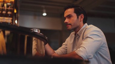 Akıllı adam tek başına oturmuş kokteyl içiyor. Eski moda bekleme arkadaşları ya da cuma gecesi barda ve restoranda lüks içki tezgahında içki içen bir çift. Vinosity.