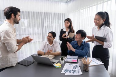 Veri analistleri ofis çalışanlarından oluşan bir ekip, mali, trend ve pazarlama verilerini analiz etmek için iş istihbaratı BI gösterge paneli üzerinde işbirliği yapmaktadır. BI yazılım kullanım sürücüsü iş başarısı. Tedbirli