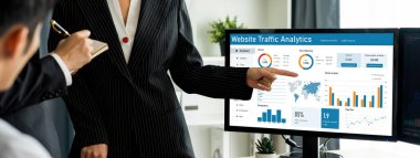 Bilgisayar ekranında web sitesi trafik analizi verileri için bilgisayar yazılımı. Çevrimiçi iş canlılığı için SEO arama motoru optimizasyonu ve müşteri hedefleme kavramı