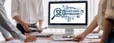 SEO arama motoru optimizasyonu bilgisayar ekranında canlı e-ticaret ve çevrimiçi perakende ticaret için