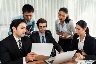 Modern ofis ortamında çalışan çeşitli etnik gruplardan çeşitli iş adamları. Üretken ve çok ırklı ofis çalışanları stratejik ticari pazarlama konusunda tartışmaya giriştiler. Çok titiz.